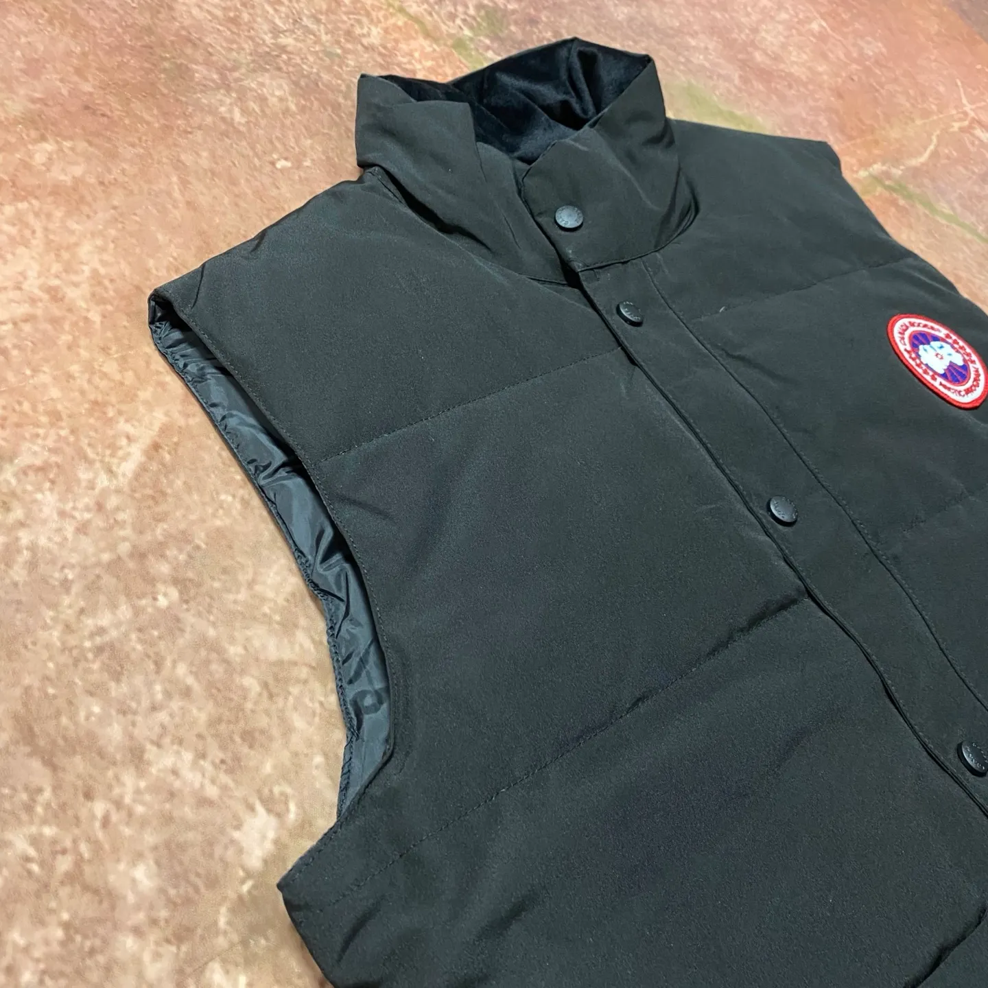 P400 Black] Canada Goose#Freestyle Canadian Crew 4154M Men’s and Women’s Vest Down# ➖ Imported Behringer embroidery machine with customized 10,000-needle embroidery logo! ➖ Imported 21-count polyester-cotton blended original fabric, using Feather-Light 10D waterproof coating fabric, made of 84.5% polyester fiber and 15.5% cotton, 100% the best feel in the entire network! ➖ The official website synchronizes the national standard 80 white duck down, and will never mislead by false claims such as 90 down or goose down! ➖ 100% nylon lon lining with double double-layer sealing design to prevent velvet from running away. Top-grade polar fleece is used in the collar and pockets to keep warm and comfortable! ➖ Yoshida YKK provides original custom-made electroplated sliders. YKK two-way lockable zippers are tight and smooth and will not peel off paint! ➖ 3M composite original Velcro is durable, and all accessories and hardware are disassembled and customized! ⛔No slander, no exaggeration, no need for too much copywriting, because it is focused, it is professional!  SIZE: M L XL XXL